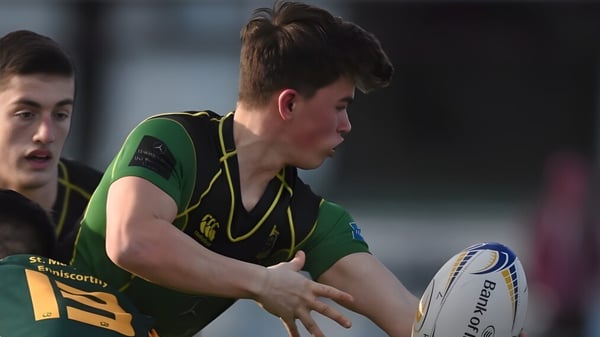 Ein Schüler von St. Conleths College hält einen Rugbyball auf dem Sportplatz.