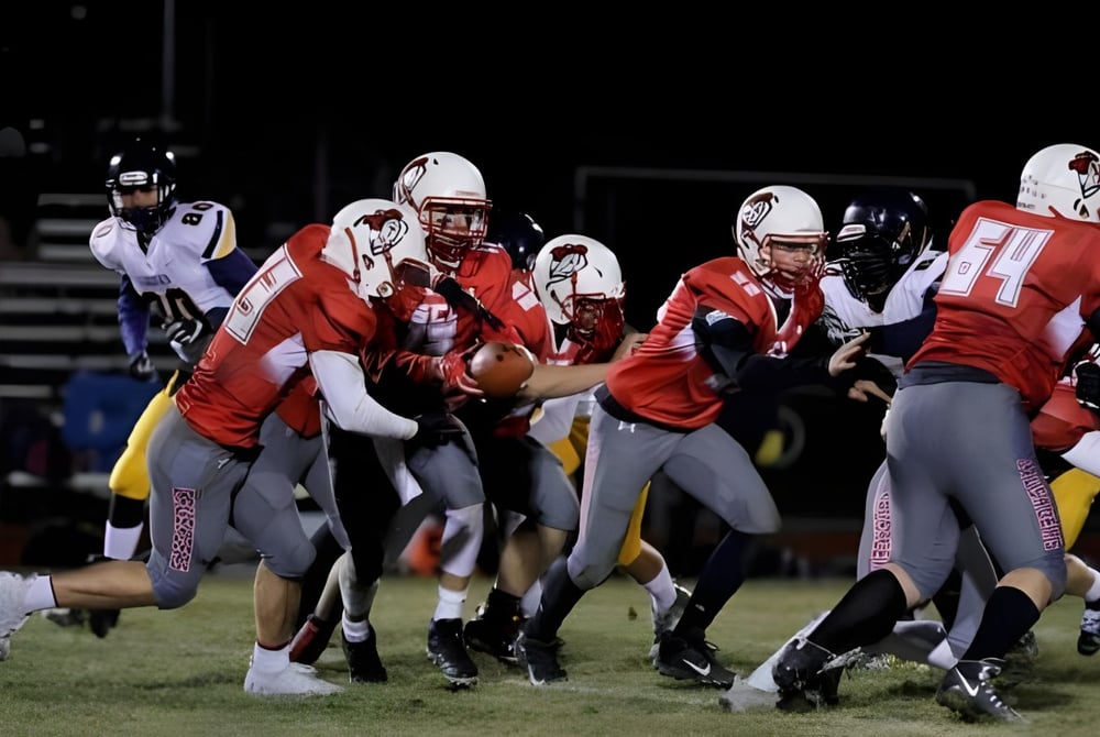 Eine Gruppe von Footballspielern spielt auf dem Spielfeld der St. Croix Lutheran Academy.
