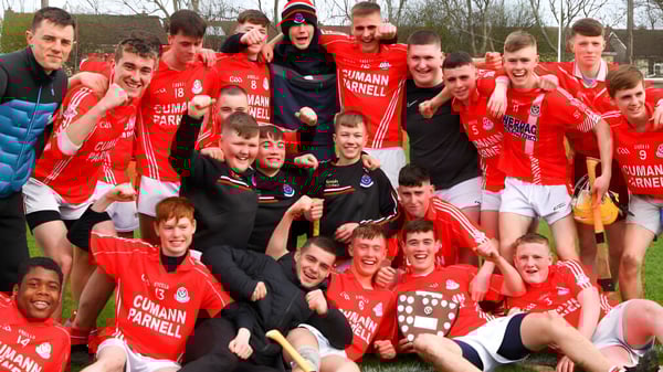Eine Gruppe Schüler in roten Uniformen feiert im Freien auf dem Gelände von St. David's C.B.S.