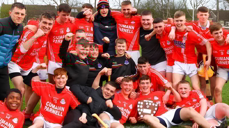 Eine Gruppe Schüler in roten Uniformen feiert im Freien auf dem Gelände von St. David's C.B.S.