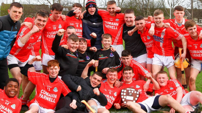 Eine Gruppe Schüler der St. David's C.B.S. feiert gemeinsam im Freien vor einer natürlichen Kulisse.