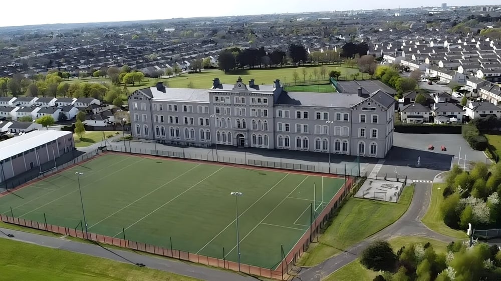 Das mehrstöckige Schulgebäude von St. David's C.B.S. mit grünem Rasen und Sportplatz im Vordergrund in einem Wohngebiet.