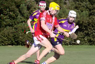 Schüler von St. David's C.B.S. kämpfen auf dem Spielfeld um den Ball bei einem Wettkampfspiel.