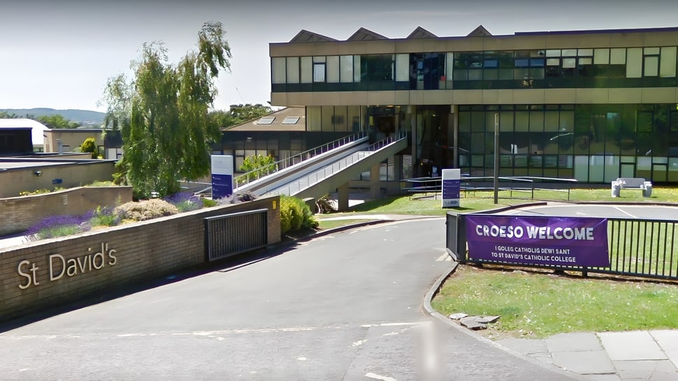 Das moderne mehrstöckige Gebäude von St. David's Catholic Sixth Form College steht auf einer Rasenfläche mit einem Weg davor.
