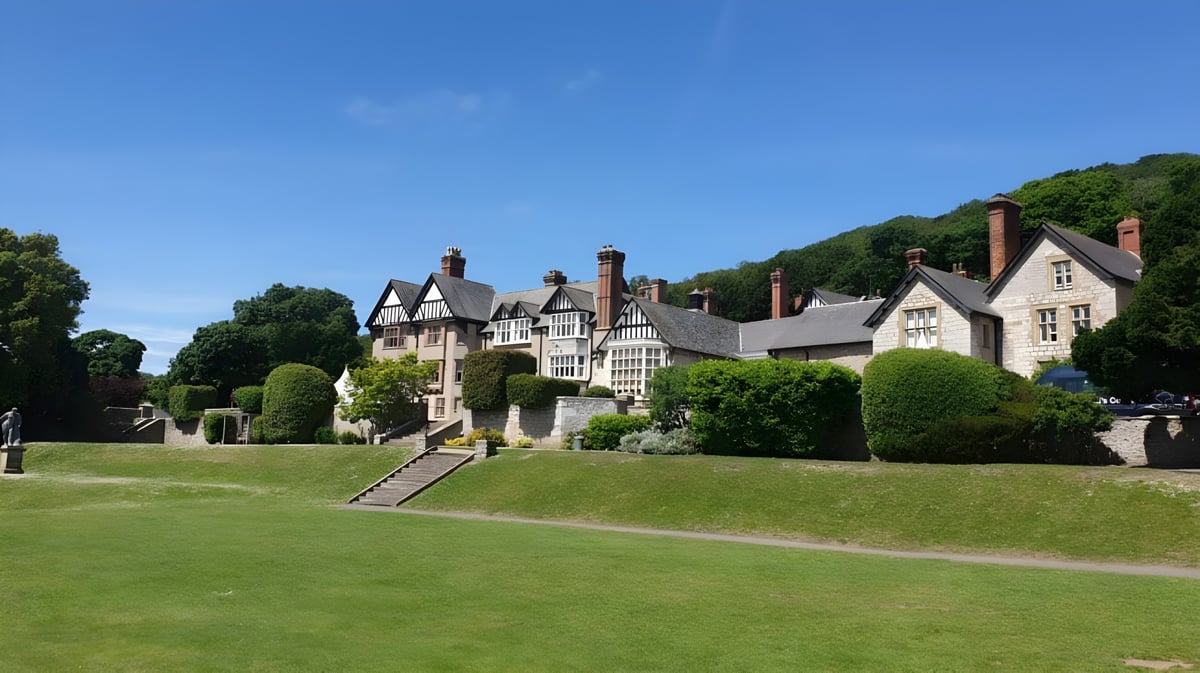 Das historische Herrenhaus und die gepflegten Gärten auf dem Gelände von St. David’s College sind zu sehen.