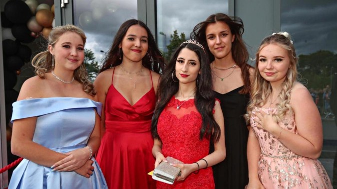 Fünf Schülerinnen des St. Dominic’s College posieren gemeinsam vor einem Fenster mit Außenblick.