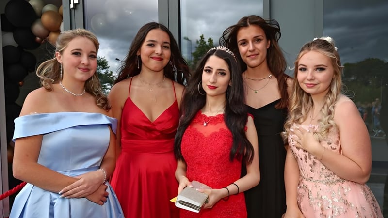 Eine Gruppe von fünf Schülerinnen posiert zusammen im Freien auf dem Campus des St. Dominic’s College.