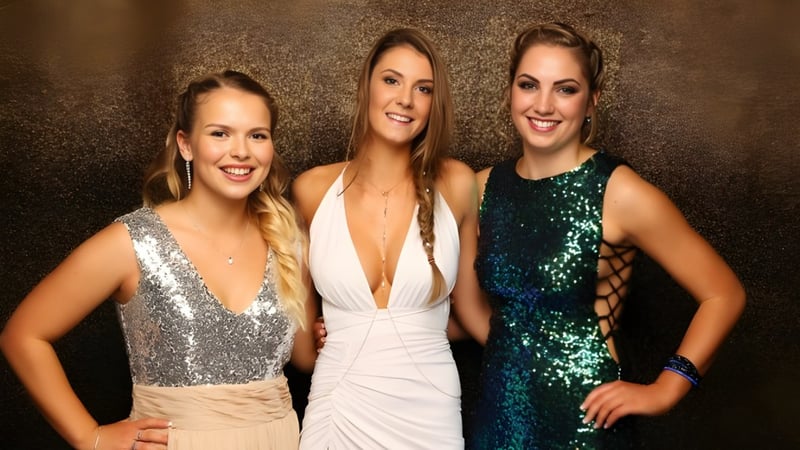 Drei Schülerinnen des St. Dominic's Girl’s Catholic College posieren gemeinsam vor dunklem Hintergrund.