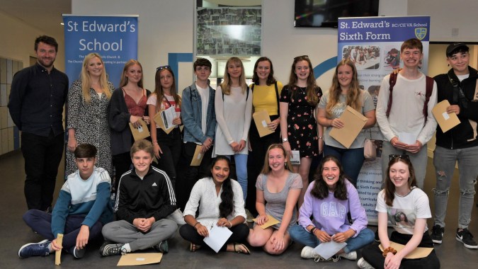 Eine Gruppe Schüler der St. Edward's School in Poole posiert gemeinsam vor einem Schulbanner.