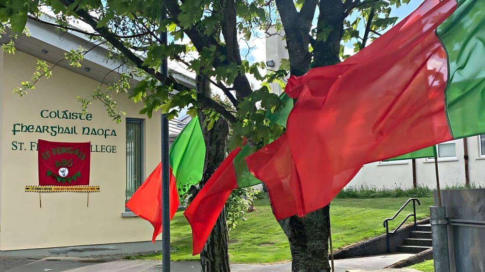Rote und grüne Fahnen wehen am Eingang des Gebäudes auf dem Campus von St. Fergal’s College.
