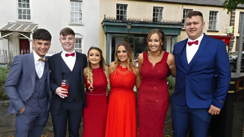 Eine Gruppe von fünf Schülerinnen und Schülern steht vor einem Gebäude auf dem Campus von St. Fergal’s College.