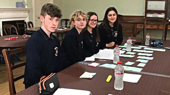 Eine Gruppe von Schülern arbeitet gemeinsam im Klassenzimmer auf dem Campus von St. Finian’s College in Mullingar.