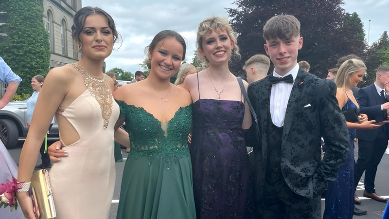 Eine Gruppe von Personen posiert vor dem Gebäude des St. Finian’s Community College im Außenbereich.