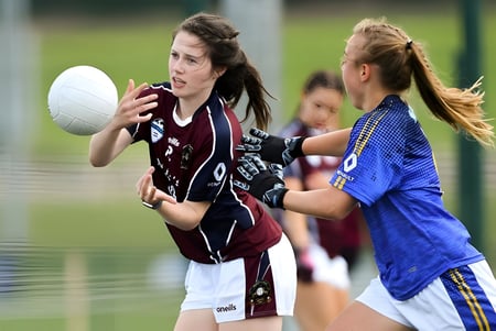 Zwei Rugbyspielerinnen kämpfen um den Ball auf dem Spielfeld des St. Finian’s Community College.
