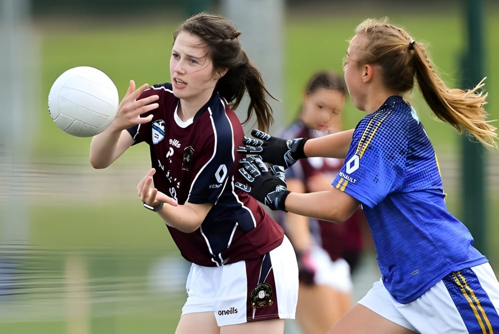 Zwei Rugbyspielerinnen kämpfen um den Ball auf dem Spielfeld des St. Finian’s Community College.