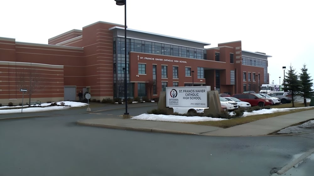 Das medizinische Zentrum auf dem Gelände der St. Francis Xavier High School ist von Schnee umgeben und Autos stehen vorm Gebäude.