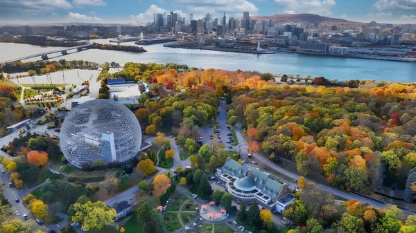 Luftaufnahme der Stadt mit herbstlicher Landschaft und markanter Architektur nahe der St. George's School of Montreal.
