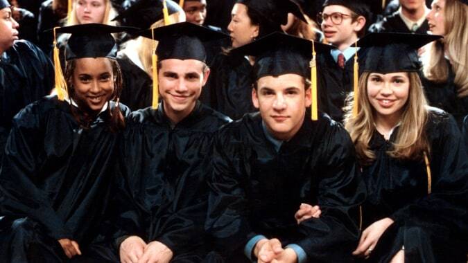 Eine Gruppe von Absolventinnen und Absolventen in schwarzen Talaren feiert ihren Abschluss am St. Gerald's College.