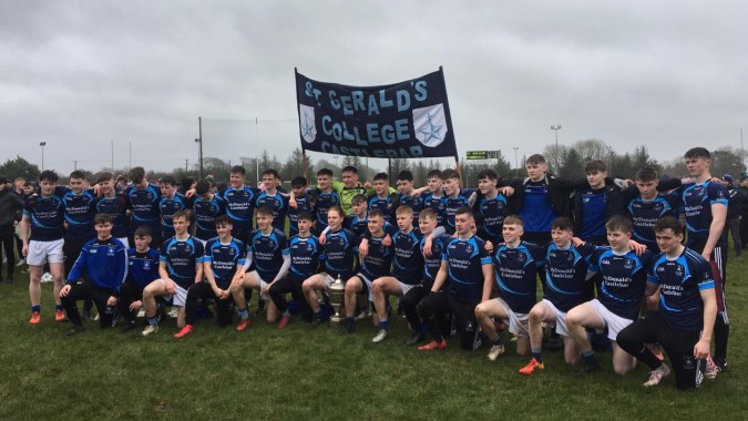 Eine Gruppe junger Fußballspielerinnen und Fußballspieler posiert gemeinsam auf dem Feld des St. Gerald's College.