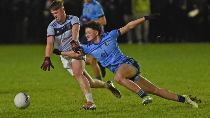 Zwei Fußballspieler beim Spiel auf dem Sportplatz des St. Gerald's College am Abend.