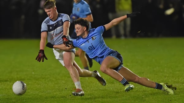 Zwei Rugbyspieler in gegensätzlichen Trikots kämpfen auf dem Spielfeld des St. Gerald's College um den Ball.