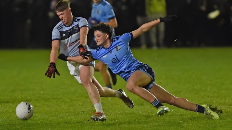 Zwei Rugbyspieler in gegensätzlichen Trikots kämpfen auf dem Spielfeld des St. Gerald's College um den Ball.
