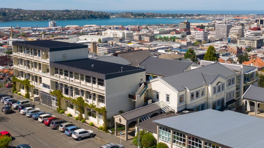 Blick auf eine urbane Stadtlandschaft mit modernen und historischen Gebäuden nahe dem Wasser, aufgenommen in der Nähe von St. Hilda's Collegiate School.