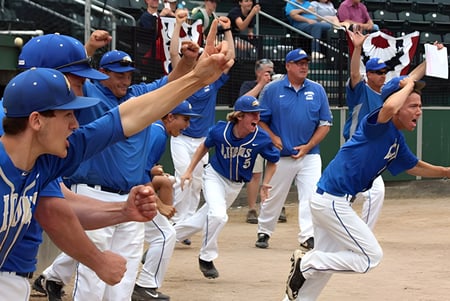Schüler der St. John Paul II Catholic High School feiern gemeinsam auf dem Baseballfeld.