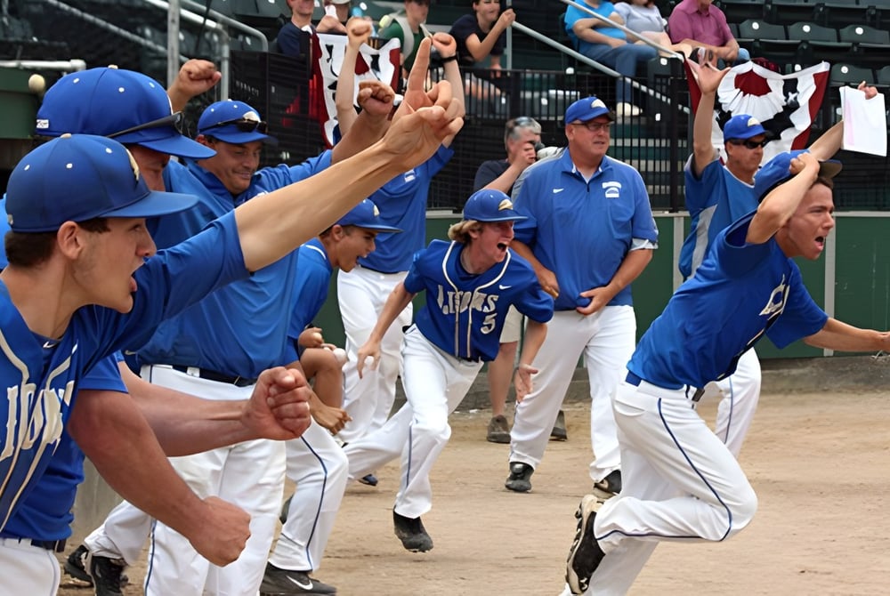 Schüler der St. John Paul II Catholic High School feiern gemeinsam auf dem Baseballfeld.