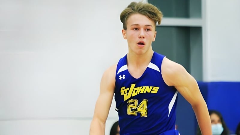Ein Schüler der St. Johns High School steht überrascht auf dem Basketballfeld mit blauem Trikot und der Nummer 24.