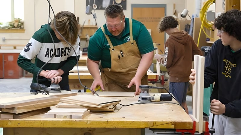Schüler der St. Johnsbury Academy arbeiten gemeinsam an einem Projekt in der Werkstatt.