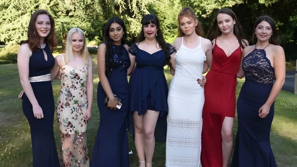 Sechs Schülerinnen der St. Joseph of Cluny School stehen gemeinsam im grünen Außenbereich.