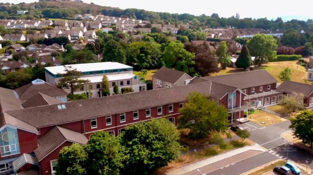 Blick auf eine idyllische Landschaft mit Hügeln und Wald in der Umgebung von St. Joseph of Cluny.