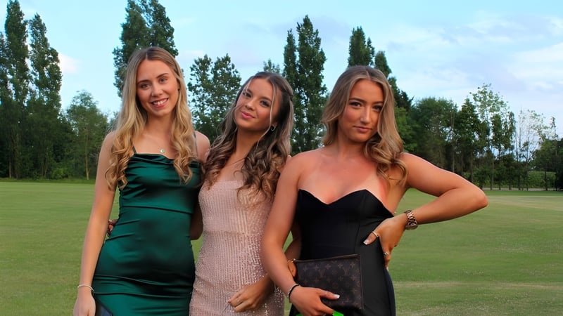 Drei Schülerinnen des St. Joseph's College posieren zusammen auf einer Wiese mit Bäumen im Hintergrund.