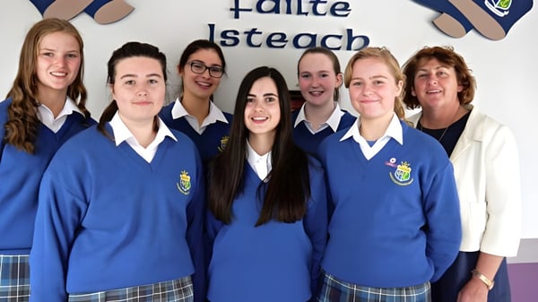 Eine Gruppe von Schülern und Lehrern der St. Joseph’s Secondary School (Castlebar) posiert gemeinsam vor einem Willkommen-Schild.