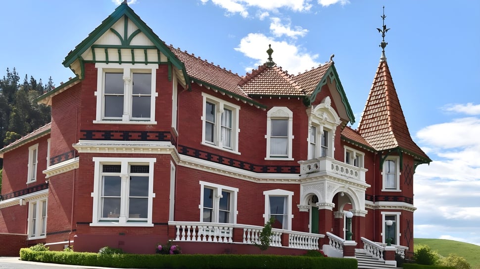 Das viktorianische Herrenhaus auf dem Campus von St. Kevin’s College ist von einem grünen Landschaftsgarten umgeben.