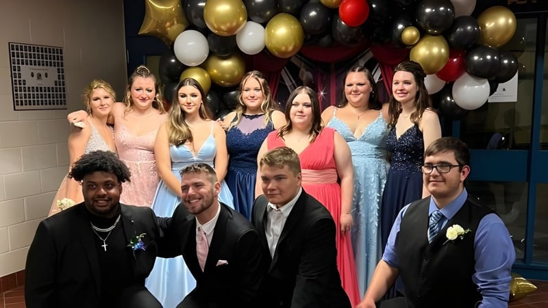 Eine Gruppe von Schülerinnen und Schülern der St. Lawrence Secondary School posiert vor einem bunten Luftballonhintergrund.