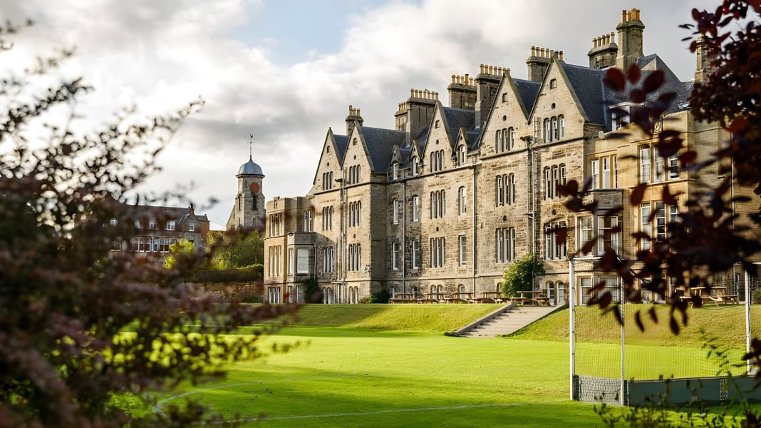 Das historische Hauptgebäude der St. Leonards School ist von einem gepflegten grünen Rasen umgeben.