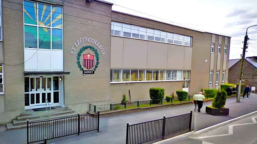 Das mehrstöckige Backsteingebäude des St. Leo’s College ist mit einem großen Logo an der Fassade erkennbar.