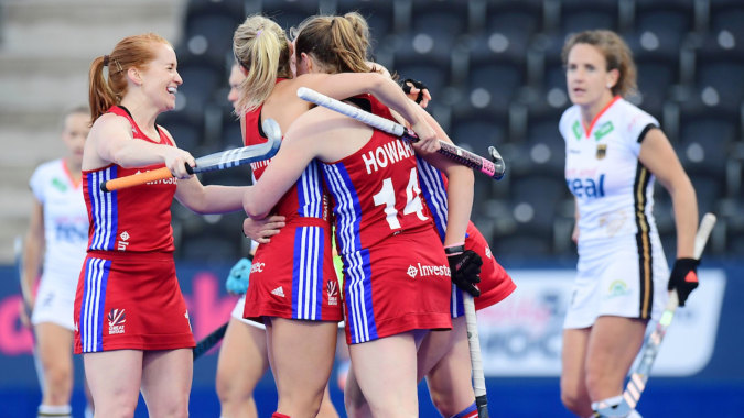 Eine Gruppe weiblicher Athletinnen der St. Louis Community School umarmt sich auf dem Sportplatz während eines Spiels.