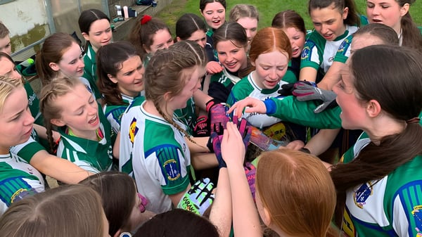 Schülerinnen der St. Louis Secondary School Dundalk feiern gemeinsam auf dem Sportfeld.