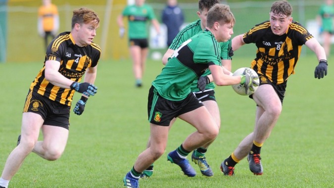 Schüler von St. Macartan's College kämpfen während eines Rugbyspiels auf dem Spielfeld.