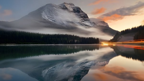 Eine schneebedeckte Bergspitze spiegelt sich in einem stillen See auf dem Gelände der St. Mark High School.