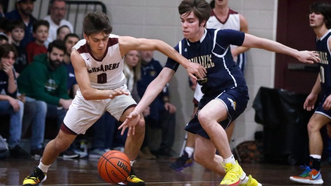 Schüler der St. Mary’s Diocesan School kämpfen auf dem Basketballfeld um den Ball vor Zuschauern.