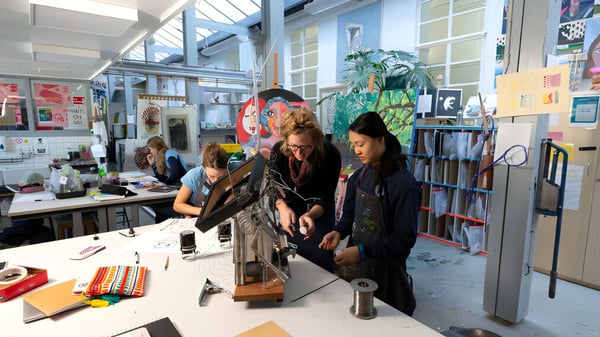 Schüler der St. Mary’s Calne arbeiten gemeinsam in einem Kunststudio mit verschiedenen Materialien und Kunstwerken an den Wänden.