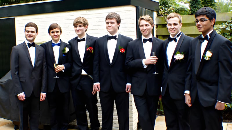 Eine Gruppe junger Männer in formeller Kleidung steht im Außenbereich auf dem Campus von St. Mary’s College Ballysadare.