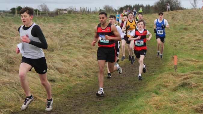 Eine Gruppe von Läufern nimmt am Crosslaufwettbewerb auf dem Gelände des St. Marys College Galway teil.
