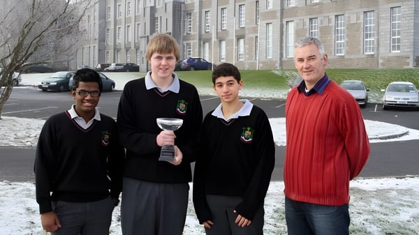Vier Schüler in Schuluniformen stehen bei Schnee vor einem Gebäude auf dem Campus von St. Marys College Galway.