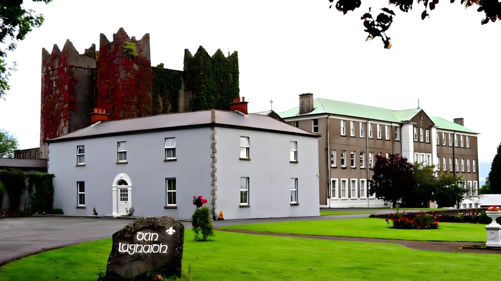 Das mehrstöckige Gebäude von St. Mary's Holy Faith in Killester ist von Grünflächen umgeben.