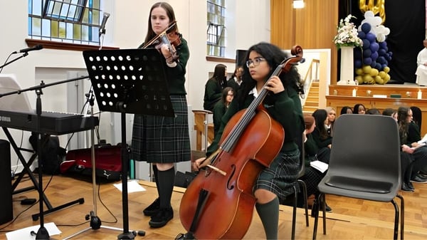 Schülerinnen der St. Mary's Holy Faith Killester musizieren auf der Bühne bei einem Konzert.